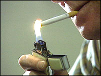 به دنبال وضع قانون جدید مبنی بر ممنوع بودن سیگار کشیدن در ادارات ایرلند، بسیاری از کارمندان این کشور سیگار کشیدن را کنار گذاشتند.