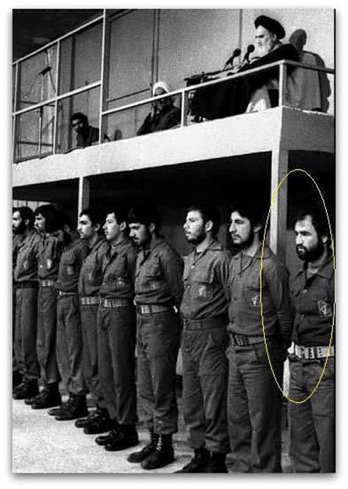عکسی از عزیز محمدی در جمع محافظان امام خمینی