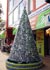 یک شرکت الکترونیکی در ویتنام اقدام به ساخت درختی برای کریسمس با استفاده از گوشی های کهنه و قدیمی کرده است.