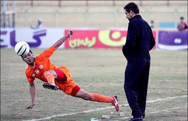 تیپ جالب فیروز کریمی در ورزشگاه بوشهر